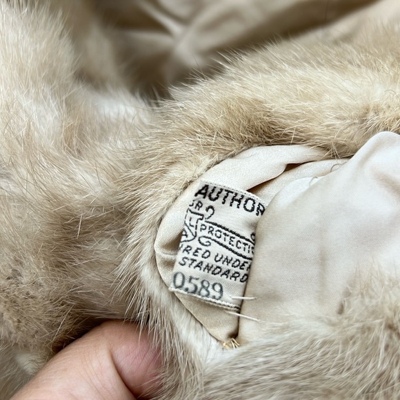 Vintage Robinson California  authentic fur over the shoulder coat.❤️ - Picture 6 of 17